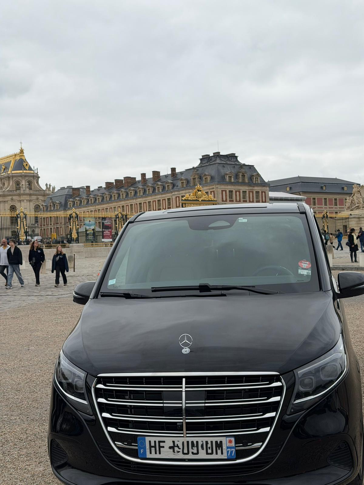Nino Transport Mercedes Classe V in front of Versailles