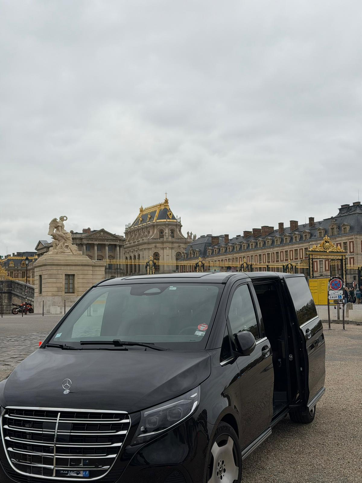 Mercedes Classe V devant Versailles